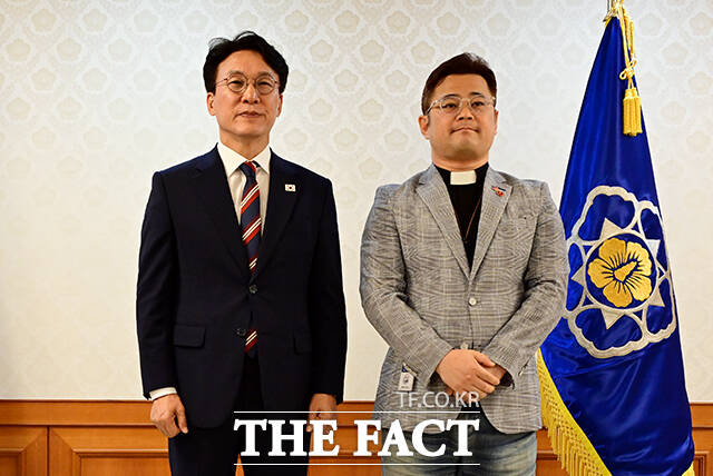 김민석 국무총리가 김종훈 위원과 기념촬영을 하고 있다.