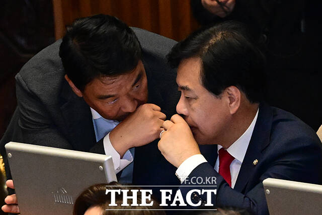 송언석 국민의힘 비상대책위원장이 정희용 의원과 대화하고 있다.