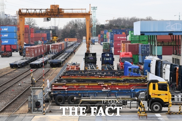 올해 1분기 국내 상장 중견기업의 성장성이 악화한 것으로 나타났다. /더팩트 DB