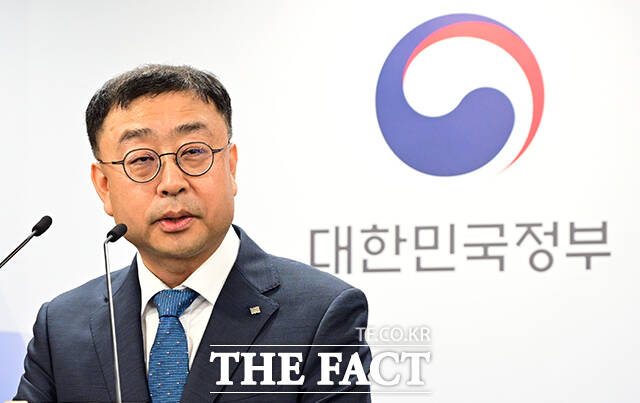 송상훈 과학기술정보통신부 정보통신정책실장이 4일 오후 서울 종로구 정부서울청사에서 독자 AI 파운데이션 모델 프로젝트 정예팀 선정 결과를 브리핑하고 있다. /임영무 기자