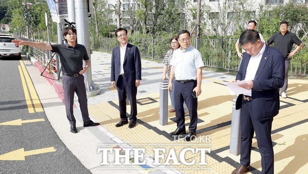 조원휘 대전시의회 의장(왼쪽 두 번쨰)이 4일 대전 유성구 상대동 양촌삼거리에 설치가 완료된 어린이 보행 안전용 바닥신호등 현장을 지역 주민들과 함께 점검하고 있다./대전시의회