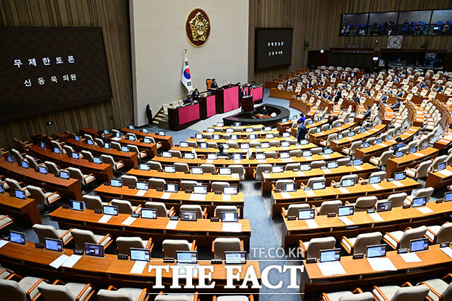 4일 오후 서울 여의도 국회에서 열린 본회의에서 이른바 방송 3법 중 하나인 방송법 일부개정법률안에 대한 무제한 토론이 진행되고 있다. 사진은 신동욱 국민의힘 의원의 무제한 토론에 더불어민주당 의원들이 자리를 뜬 모습. /국회=남윤호 기자