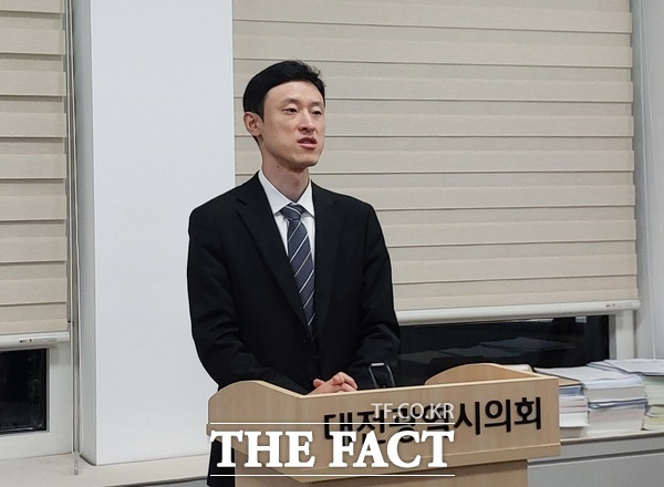 이중호 대전시의회 윤리위원장이 4일 시의회 기자실에서 송활섭 의원 제명 의결에 대해 설명하고 있다./선치영 기자