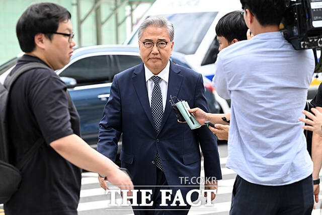 박진 전 외교부 장관이 4일 오후 서울 종로구 KT 광화문 빌딩 웨스트에 마련된 김건희 여사 관련 의혹을 수사 중인 민중기 특별검사팀 사무실로 출석하고 있다. /서예원 기자