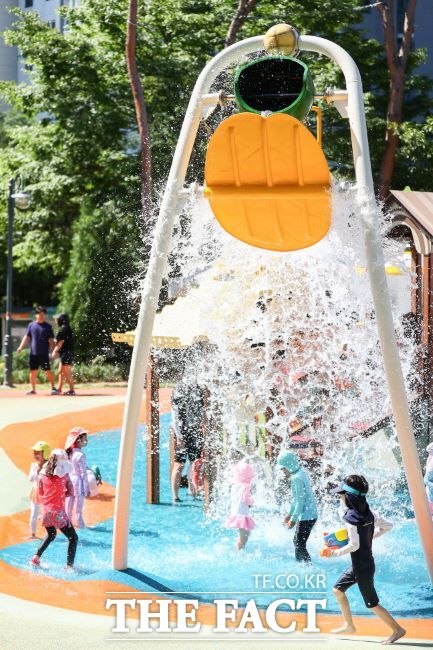 가막들공원 물놀이장 풍경 /의왕시