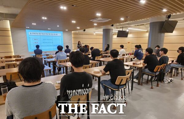 대전보건대학교 통합 늘·돌봄 센터가 4일 대전보건대학교 대학본부 지하3층 HIT포럼실에서 경계선 지능인 청년 자립 지원 프로그램 조금 느린 별, 반짝이는 내일 발대식을 개최했다. 사진은 박란이 대전광역시사회서비스원 부장의 경계선 지능 청년 자립 및 취업 지원 시범 사업 소개 모습 /대전보건대학교