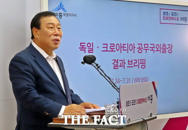 최민호 세종시장이 4일 시청 정음실에서 언론 브리핑을 열고 공무출장 결과에 대해 발표하고 있다. /김형중 기자