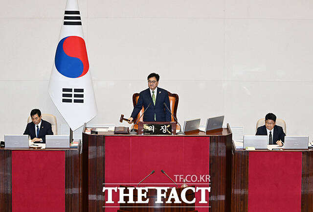 방송법 일부 개정안 상정하는 우원식 국회의장.