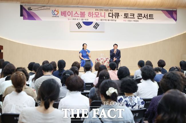 최대호 안양시장(오른쪽)과 홍지영 감독이 토크 콘서트를 진행하고 있다. /안양시