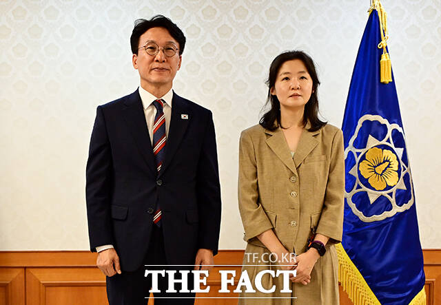 김민석 국무총리가 권은비 위원과 기념촬영을 하고 있다.