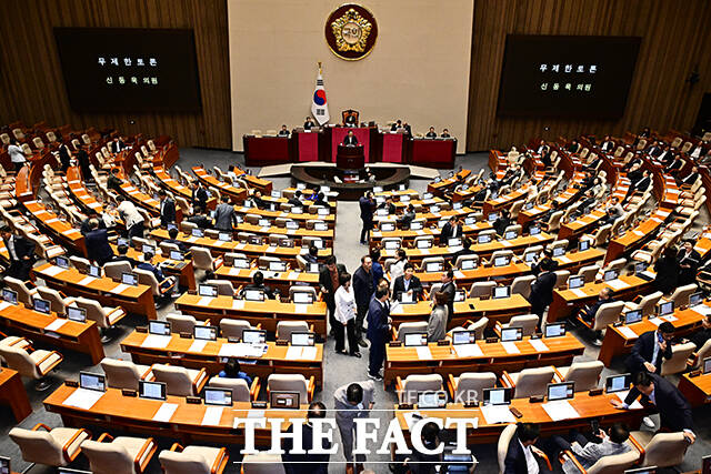 신동욱 국민의힘 의원의 무제한 토론이 시작되자 본회의장 떠나는 여당 의원들.