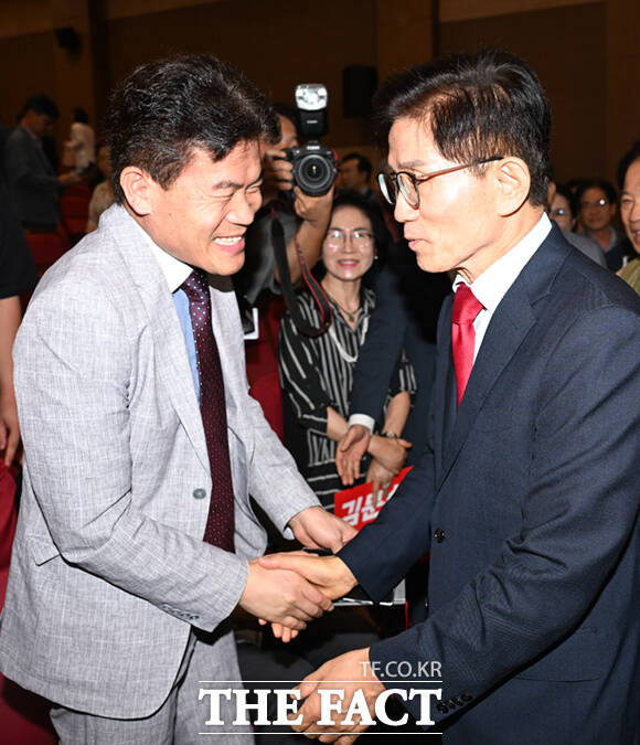 김문수 후보와 악수하는 전한길 전 한국사 강사. 전 씨는 최근 국민의힘에 입당했다.