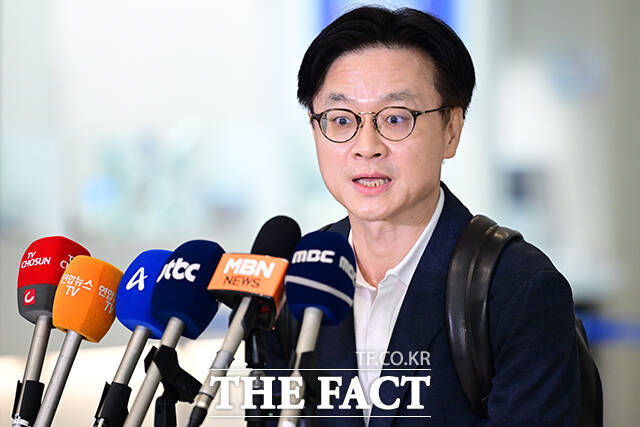 김정관 산업통상자원부 장관이 4일 경제단체, 주요 업종별 협회, 학계 등이 참석한 대(對)미 통상 전략 라운드 테이블에서 한미 관세협상 결과를 업계와 공유하고, 우리 기업에 대한 후속 지원 대책을 논의했다. 사진은 지난달 23일 오전 인천국제공항에서 한미 관세 협상과 관련한 미국 출장을 앞두고 취재진의 질문에 답하는 김 장관 모습. /인천국제공항=남윤호 기자