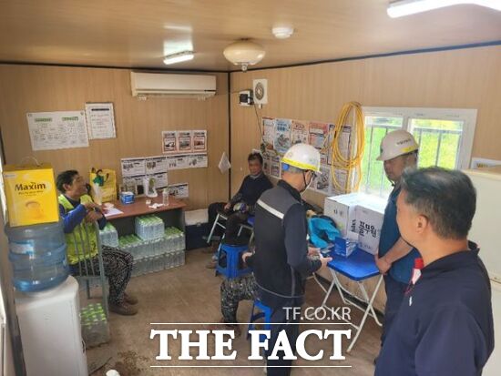경기도 직접 시행 지방하천 정비사업장 중 한 곳의 노동자들이 폭염을 피해 쉼터에서 휴식을 취하고 있다./경기도