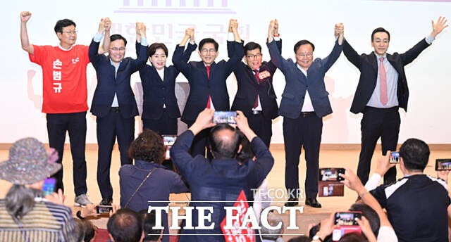 김문수 국민의힘 당대표 후보가 4일 서울 여의도 국회 의원회관에서 열린 투게더포럼 시국토론회 투쟁이 혁신이다에 참석해 최고위원 후보들과 기념촬영하고 있다.