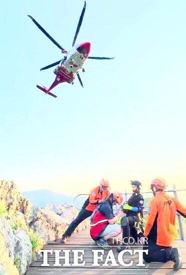 정읍소방서가 1일 오후 4시 32분쯤 내장산 불출봉 정상 부근에서 온열질환으로 쓰러진 30대 남성을 헬기로 구조해 이송했다고 4일 밝혔다. / 정읍소방서