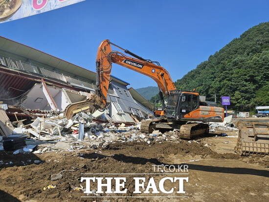 경기 가평군이 집중호우로 심각한 피해을 입은 가평군 조종면 하천변에 위치한 건물들을 대상으로 2차 피해를 막기 위한 선제적 철거를 진행하고 있다./가평군