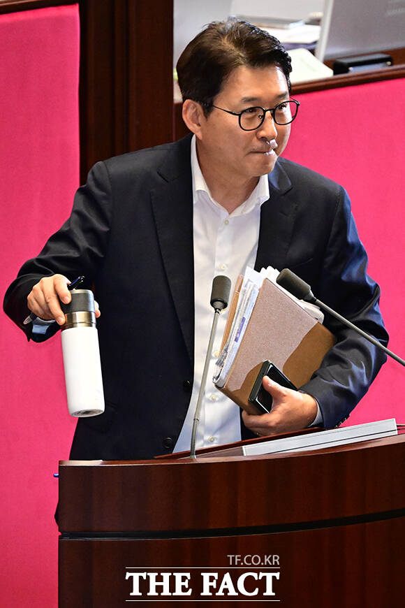 무제한 토론을 위한 서류와 텀블러는 기본.