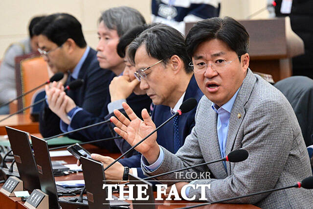 박상혁 더불어민주당 원내소통수석부대표는 4일 주식 양도소득세 과세 대상인 대주주 기준을 50억 원에서 10억 원으로 낮추는 정부 세제 개편안을 두고 코스피 5000 방향으로 상법을 개정했는데 이와 상충되는 게 아니냐는 개미 투자자들의 비판이 있다며 세심하지 못한 부분이 있다고 본다고 말했다./국회=남윤호 기자