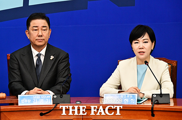 김병기 민주당 원내대표(왼쪽)는 1일 페이스북을 통해 세제 개편안에 따른 우려와 걱정의 목소리가 많다며 당내 조세정상화특별위원회와 코스피 5000특위를 중심으로 대주주 기준 상향 가능성 검토 등을 살피고 당정 간 긴밀한 협의로 투자자 불신 해소에 주력하겠다고 수습에 나섰다./국회=배정한 기자