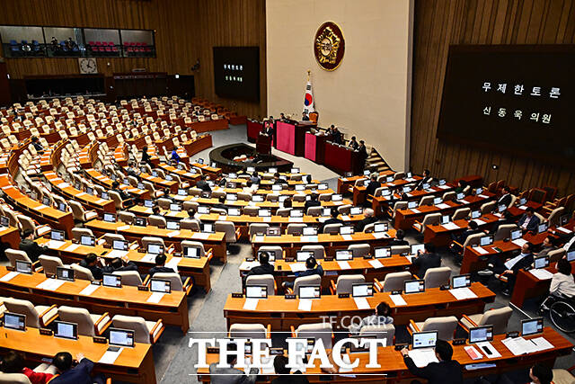 무제한 토론하는 신동욱 국민의힘 의원.