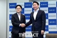  '한미 관세 협상 후 경제계와 소통' 최태원 회장 만난 김정관 장관 [TF사진관]