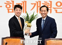  이재명 대통령 축하 난 선물 받고 미소 짓는 이준석 대표 [TF사진관]