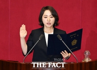  국회의원 선서하는 이주희 의원 [TF사진관]