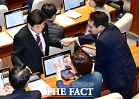  쌍따봉 받는 정동영 통일부 장관 [포토]