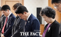  이태원 참서 추모위 시작에 앞서 묵념하는 김민석 국무총리 [포토]