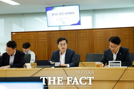 김동연 경기지사가 5일 경기도 현안 대책 회의에서 호우피해 복구와 피해도민 지원에 대해 적극행정으로 신속하게 추진해 줄 것을 강조하고 있다./경기도