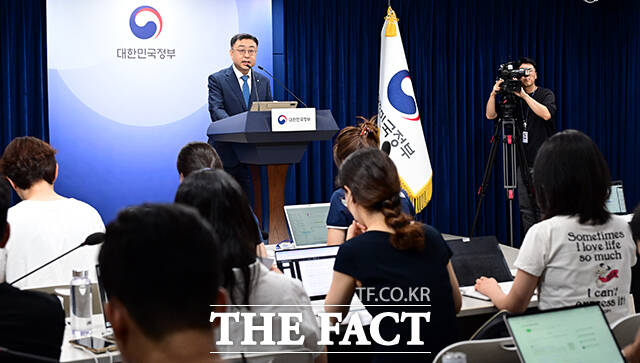 송상훈 과학기술정보통신부 정보통신정책실장이 지난 4일 서울 종로구 정부서울청사에서 독자 AI 파운데이션 모델 프로젝트 정예팀 선정 결과를 브리핑하고 있다. /임영무 기자