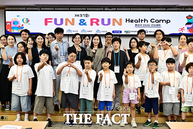 이주영 개혁신당 의원이 5일 오전 서울 여의도 국회에서 열린 대한비만학회 소아청소년위원회가 주관하는 제31회 Fun&Run Health Camp(즐겁고 신나는 건강캠프)에 참석해 캠프 참가자들과 기념사진 촬영을 하고 있다. /국회=배정한 기자