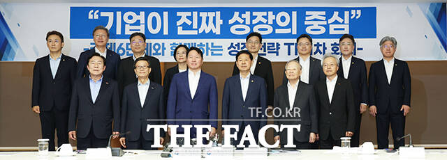 최태원 대한상공회의소 회장과 구윤철 경제부총리 겸 기획재정부 장관, 손경식 경영자총협회 회장(앞줄 왼쪽에서 세 번째부터)을 비롯한 참석자들이 5일 오후 서울 중구 대한상공회의소 챔버라운지에서 열린 성장전략 TF 1차 회의에 참석해 기념 촬영을 하고 있다. /서예원 기자