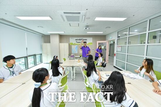 경기 김포시의 통학형 영어캠프에 참여한 김포 지역 초등학생들이 4일 원어민 강사의 강의를 집중해서 듣고 있다./김포시