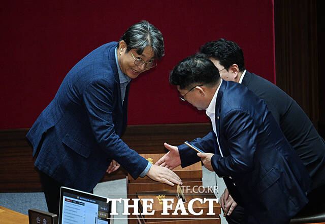 차명 주식 거래 의혹을 받는 이춘석 더불어민주당 의원이 5일 오후 서울 여의도 국회에서 열린 본회의에 참석해 투표하고 있다. /국회=박헌우 기자