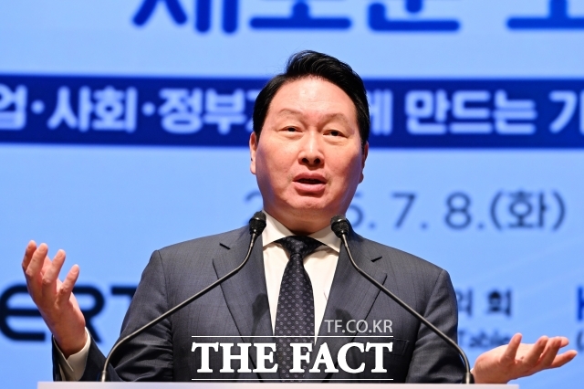 최태원 대한상공회의소 회장이 지난달 8일 서울 중구 대한상공회의소에서 열린 지속 가능한 우리를 위한 새로운 모색 토론회에 참석해 인사말을 하고 있다. /남용희 기자