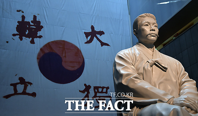 광복 80주년을 앞두고 안중근 의사의 유해 발굴을 요구하는 목소리가 나오고 있다. 안 의사 유해 발굴을 위해선 중국, 북한, 일본 등 주변국의 협조가 필요하다는 지적이다. 사진은 서울 용산구 후암동 안중근의사기념관의 안 의사 동상. /이새롬 기자