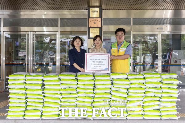 왼쪽부터 박영미 대전지방보훈청 복지과장, 김영아 대전나라사랑과학사랑 회장, 박재용 대덕구자원봉사센터 이사장이 5일 지역의 저소득 보훈 가정 지원을 위한 백미 기탁식을 마친 후 기념 촬영을 하고 있다. /대덕구