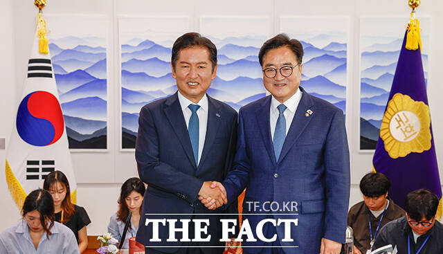 정청래 더불어민주당 신임 대표(왼쪽)가 5일 오전 서울 여의도 국회에서 우원식 국회의장을 예방해 기념촬영을 하고 있다. /국회=박헌우 기자