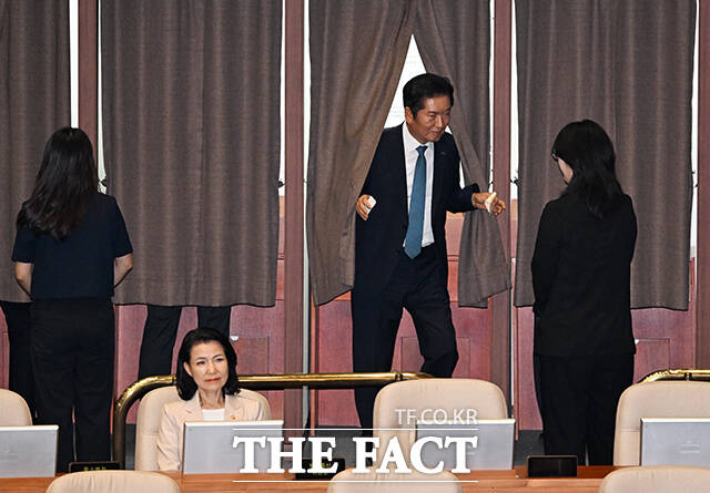 이진숙 방송통신위원장이 5일 오후 서울 여의도 국회에서 열린 본회의에 참석해 방송법 일부개정법률안(대안)에 대한 무제한토론 종결동의의 건 표결 결과를 기다리고 있다. 오른쪽은 표결에 참여하고 있는 정청래 더불어민주당 대표. /국회=배정한 기자