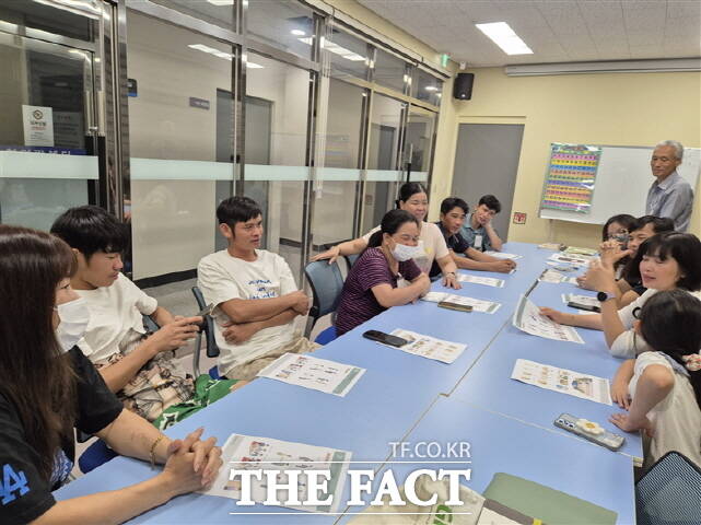 농촌 일손 부족 해법 찾은 청양군이 프로그램 중 하나인 외국인 근로자를 대상으로 실용 한국어 교육을 펼치고 있다. /청양군