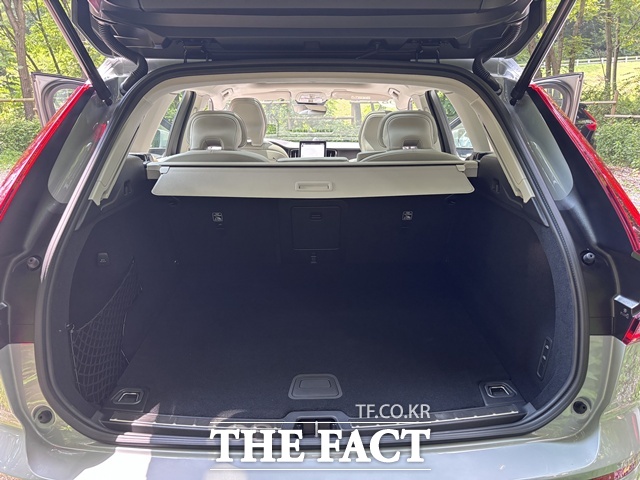볼보 XC60의 트렁크 용량은 2열 시트 폴딩 시 1543ℓ, 기본 상태에서는 483ℓ다. /황지향 기자