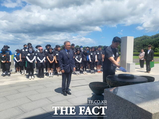 5일 국립한밭대 제41대 LINK 총학생회와 국토대장정 참여 학생단이 제주4·3평화공원 위령탑을 찾아 희생자들을 추모하며 분향하고 있다. /한밭대