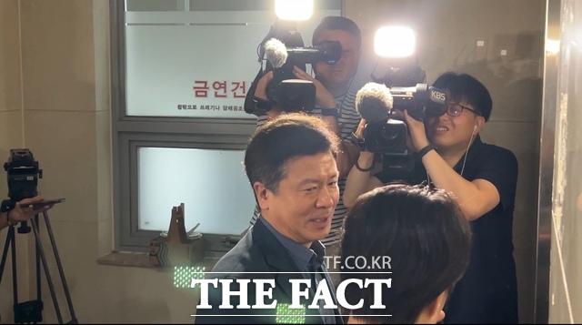 전하규 국방부 대변인이 5일 오전 서울 서초구 채상병특검 사무실에 출석하고 있다. /김해인 기자