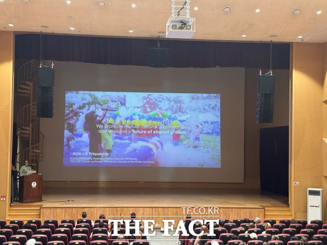 평택시국제교류재단이 미2사단 장병들과 가족을 대상으로 ‘평택 정착 지원 프로그램’을 진행하고 있다./평택시