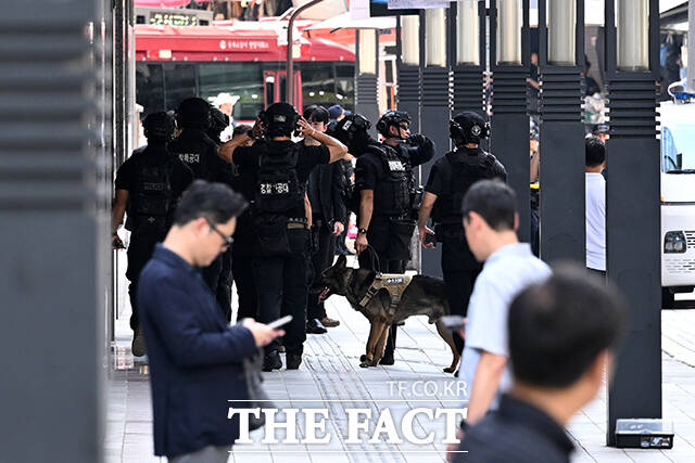 5일 오후 서울 중구 명동 신세계백화점 본점에 폭발물을 설치했다는 협박 글이 인터넷 커뮤니티에 올라와 경찰 특공대 등이 현장에 출동하고 있다. /서예원 기자