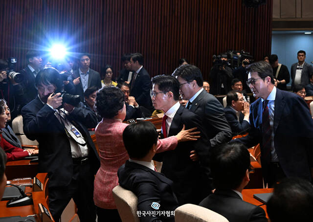 <이달의보도사진상 - 우수상> 김문수 국민의힘 대선 후보가 9일 오후 서울 여의도 국회에서 열린 의원총회에 참석해 대선 완주 의사를 밝힌 뒤 회의장을 나서고 있다. 김 후보는 그동안 한덕수 전 국무총리와의 단일화 강압을 받고 있었다. <배정한기자/ 더팩트/ 한국사진기자협회 - 무단전재 재배포금지>