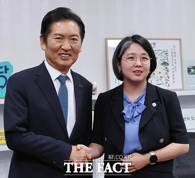 정청래 더불어민주당 신임 대표가 5일 오후 서울 여의도 국회에서 용혜인 기본소득당 대표를 예방해 기념촬영을 하고 있다. /국회=박헌우 기자