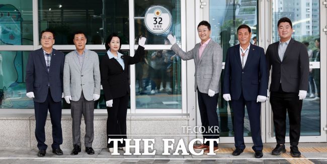 5일 경기도의회 출입구에서 열린 제막식에서 김진경 의장(우측 가운데)과 참석자들이 기념촬영을 하고 있다./경기도의회